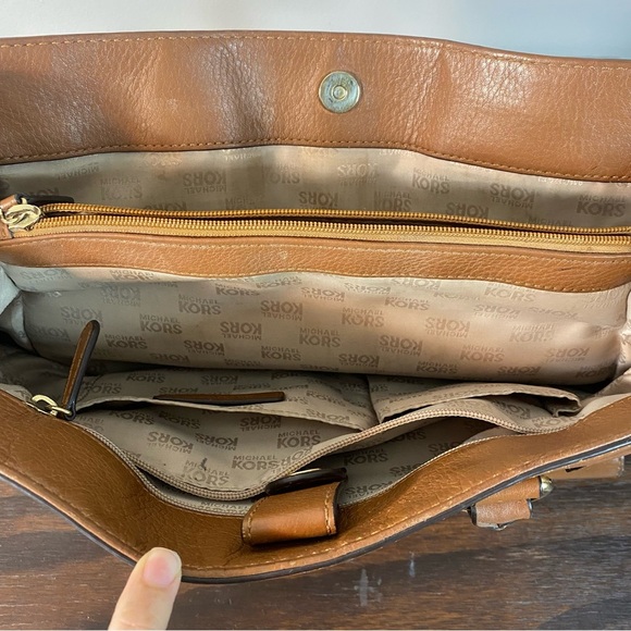 Michael Kors Women's Large Brown Leather Hamilton Crossbody Handbag - Picture 8 of 15